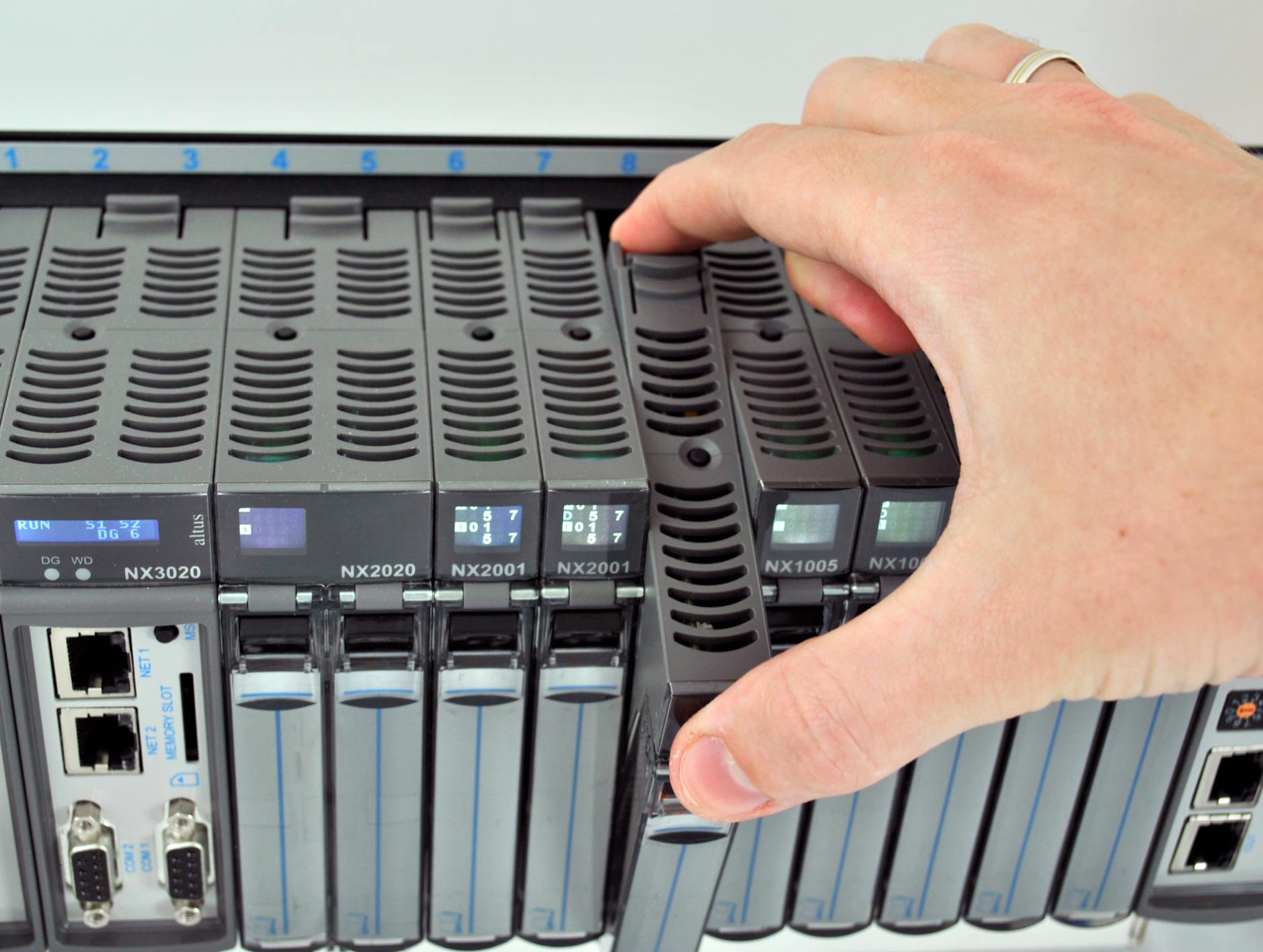 Expandable bus and easy replacement